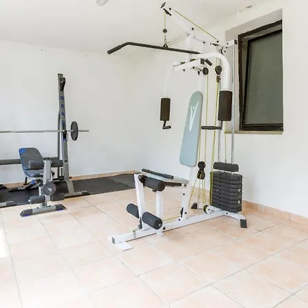 La Dina 10, Emma Villa