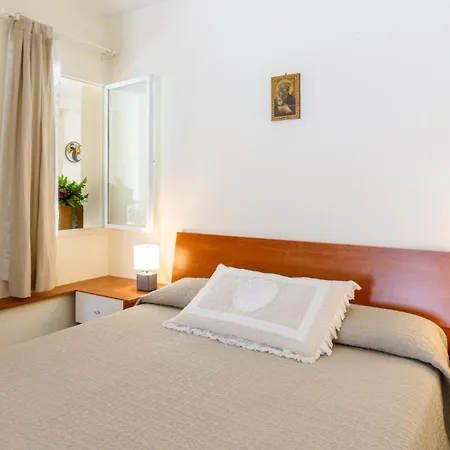 La Dina 10, Emma Villa *