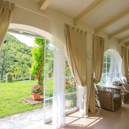 La Dina 10, Emma Villa