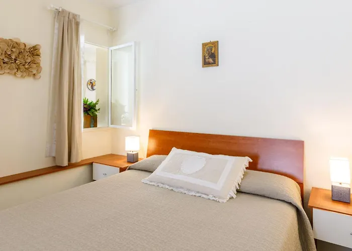 La Dina 10, Emma Βίλα *